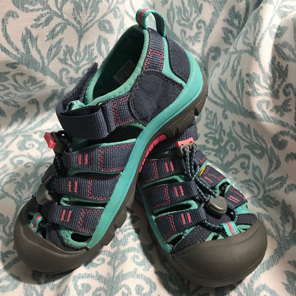 KEEN Kids Size 1 All Terrain Sandal Sneaker NEW